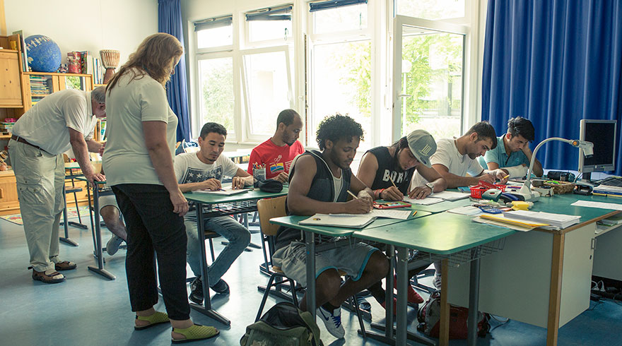 مشهد من أحد الدروس: شباب من المهاجرين والمهاجرات في أحد الفصول.