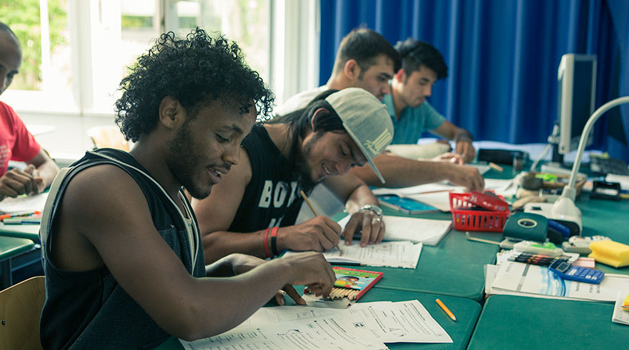 مشهد من أحد الدروس: تلاميذ وتلميذات يكتبون في كراساتهم.