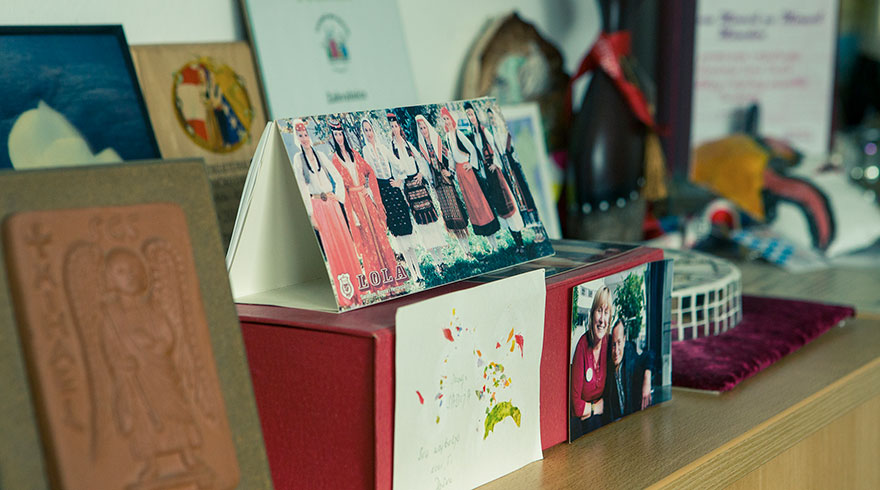 A shelf with photos and postcards.